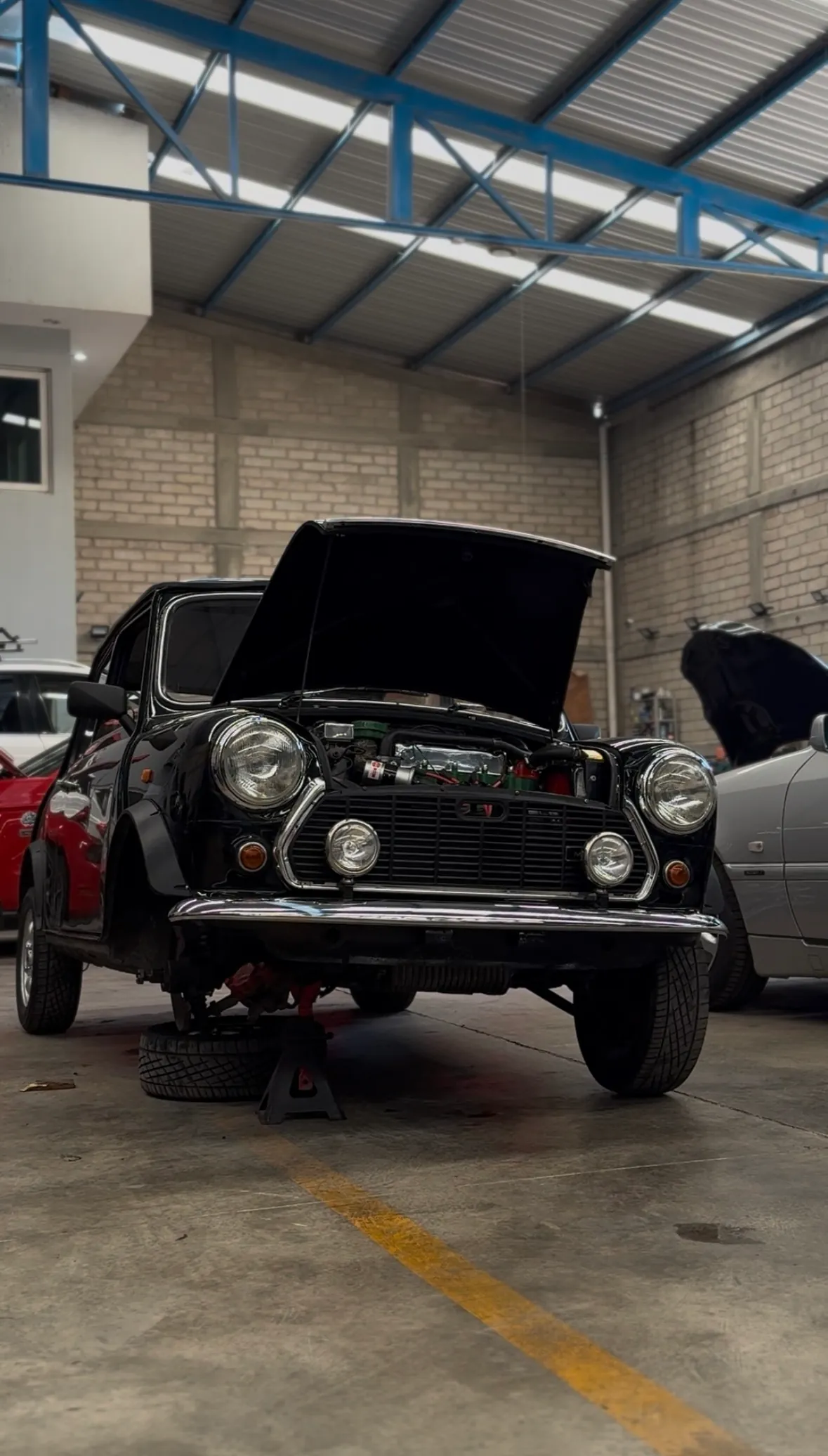 Restauración mecánica y ajuste de motor para Mini Cooper clásico en taller JRMMX