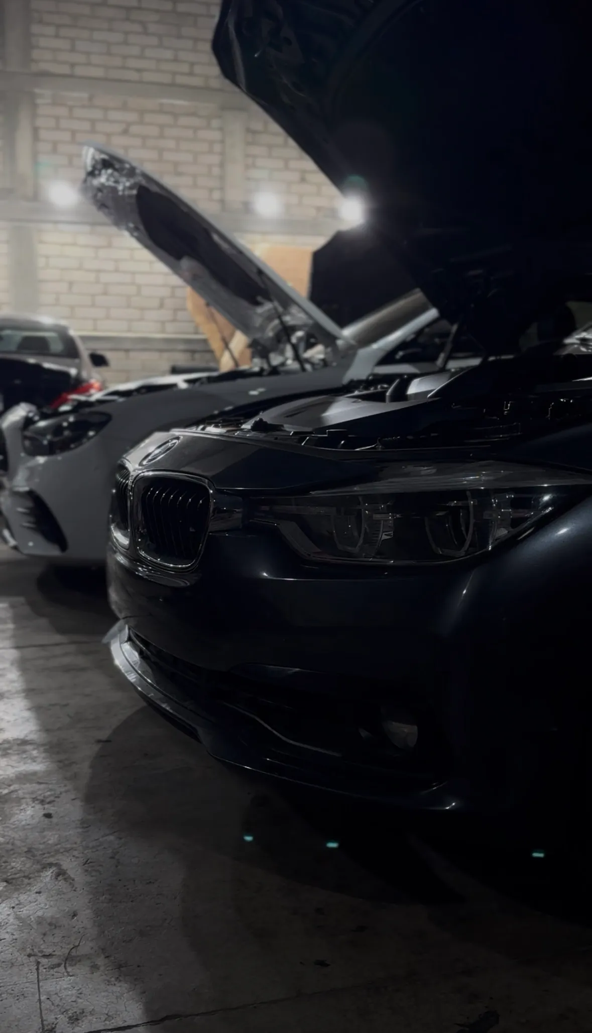 Bahía de servicio técnico y diagnóstico avanzado para vehículos BMW y Mercedes-Benz