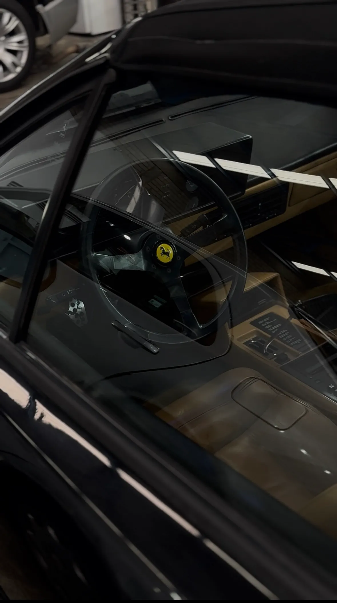 Inspección detallada de habitáculo con selectora manual abierta en Ferrari clásico